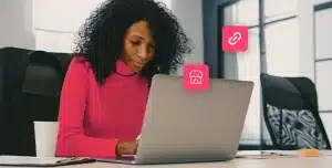 Mulher trabalhando em seu computador. Na fotomontagem, que ilustra artigo sobre como vincular empresas via e-CNPJ, há também ícones digitais.