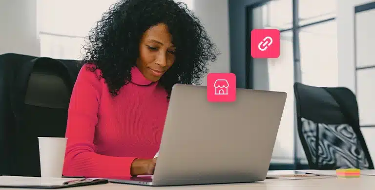 Mulher trabalhando em seu computador. Na fotomontagem, que ilustra artigo sobre como vincular empresas via e-CNPJ, há também ícones digitais.