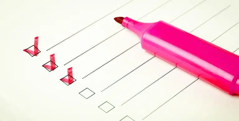 Imagem de um checklist marcado e de um canetão sobre o papel, em imagem que ilustra artigo sobre qualificação de fornecedores.