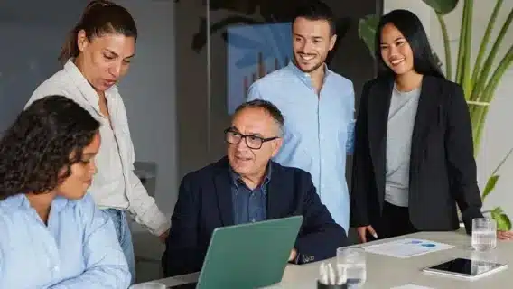 Empréstimo para férias coletivas da empresa: o que avaliar antes e as alternativas