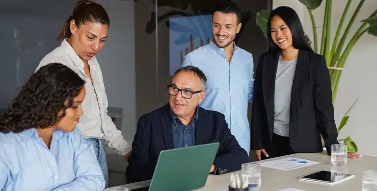 Pessoas conversam em uma sala de reunião, em imagem que ilustra artigo sobre empréstimo para pagar férias coletivas