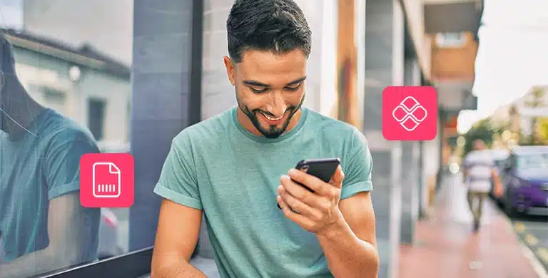 Homem sorri ao olhar a tela de seu smatphone. A fotomontagem também tem ícones financeiros e ilustra artigo sobre Pix Automático e débito automático.