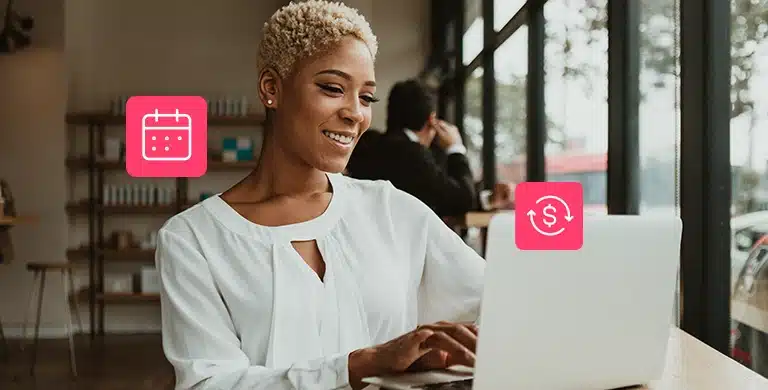 Fotomontagem de uma mulher em seu laptop, com ícones de calendário e finanças ao redor, para ilustrar artigo sobre capital de giro para pagar 13º salário.