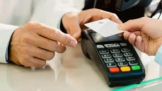 O que deve constar na política de cartão corporativo para equipes pequenas