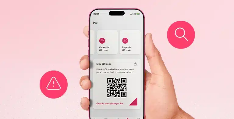 Imagem que ilustra artigo sobre monitoramento do Pix, com celular exibindo tela de cobranças via Pix e QR Code para pagamento.