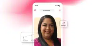 Pessoa sorridente em destaque na tela de um smartphone com o aplicativo da Cora aberto, ícone “Transferir” sobreposto e gráfico simples com valores financeiros, em imagem que ilustra um case de sucesso da conta PJ da Cora para escritório de contabilidade.