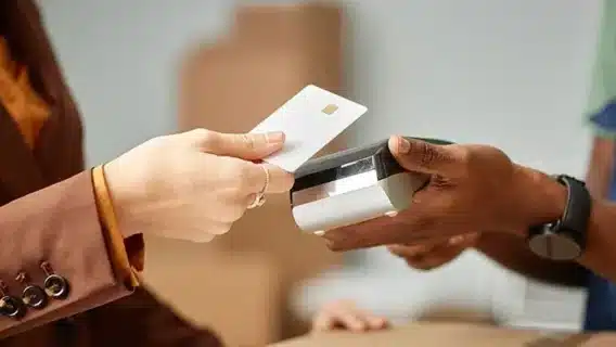 Como receber por cartão na empresa: maquininhas, links, Tap to Pay e outros meios
