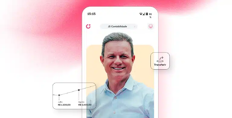 Pessoa sorridente em destaque na tela de um smartphone com o aplicativo da Cora aberto, ícone de transferência visível e gráfico simples com valores financeiros, em imagem que ilustra um case de sucesso da conta PJ da Cora para escritório de contabilidade.