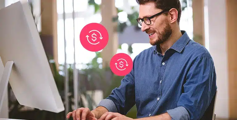 Pessoa trabalhando em um computador de mesa em ambiente de escritório, com ícones gráficos de dinheiro e setas circulares sobrepostos, em imagem que ilustra artigo sobre gestão de cobranças para reduzir inadimplência e organizar recebimentos.