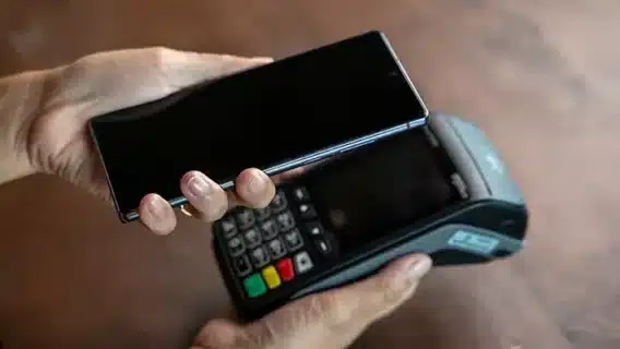 Tap to pay e maquininha: diferenças, vantagens e desvantagens