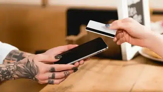 Tap to pay: qual é a melhor maquininha de cartão para pequenos negócios?