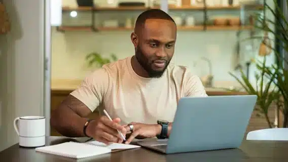 Descomplica oferece graduação e pós com até 90% off para empresas clientes da Cora