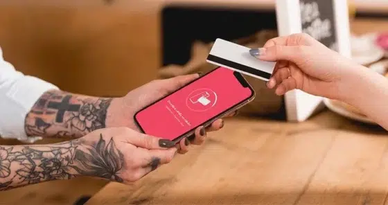 Cobrar sem maquininha? Saiba como funciona o Tap to Pay da Cora