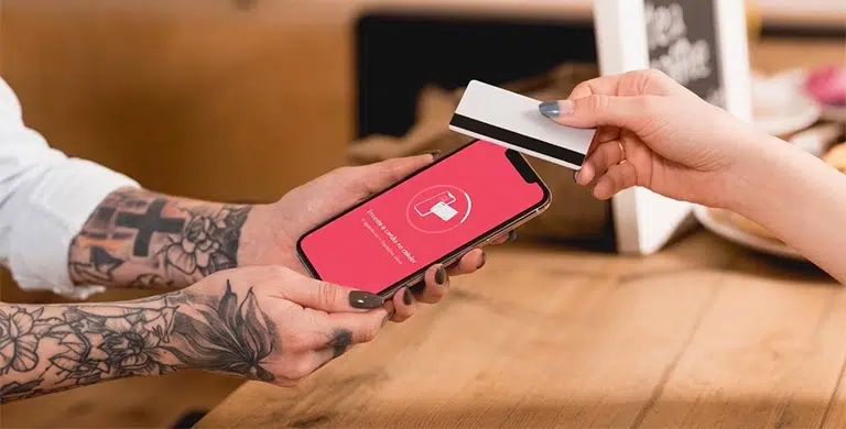 Cobrar sem maquininha? Saiba como funciona o Tap to Pay da Cora