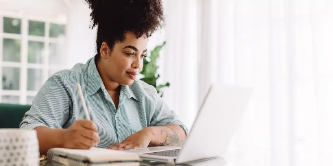 mulher pesquisando na internet um tutorial