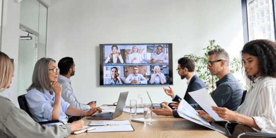 Diretoria e lideranças reunidas em sala de reunião para discutir o valuation de uma empresa.